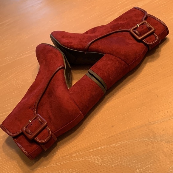 White Mountain Faux Suede Booties beautiful wine color & excellent condition - Picture 6 of 8